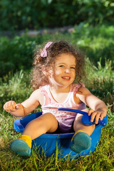 Bambina Sta Giocando Con Canna Pesca Giocattolo All Aperto — Foto Stock