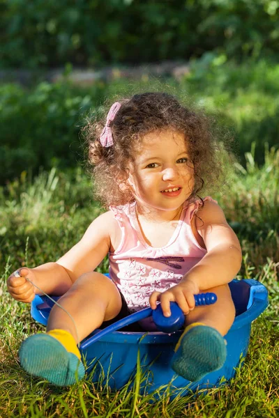 Bébé Fille Joue Avec Jouet Canne Pêche Plein Air — Photo