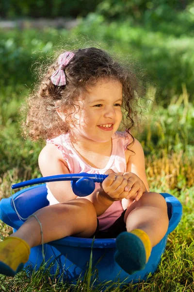 Baby Mädchen Spielt Mit Spielzeug Angelrute Freien — Stockfoto