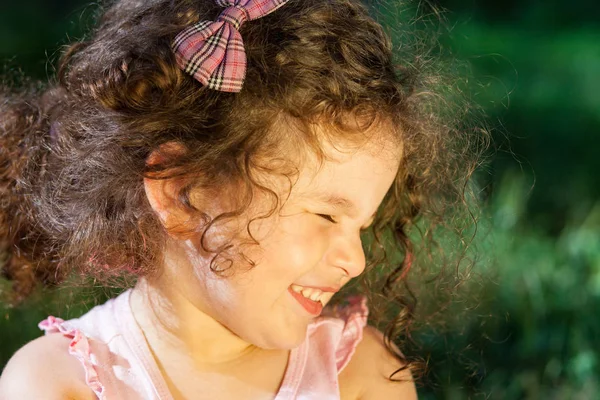 Bebé Niña Está Jugando Con Juguete Caña Pescar Aire Libre — Foto de Stock