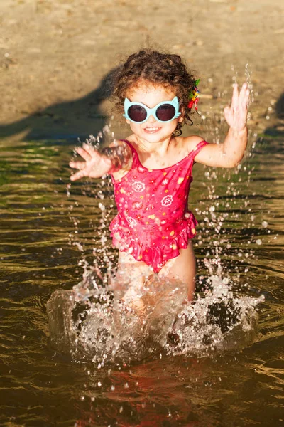 Leende flicka på strand — Stockfoto