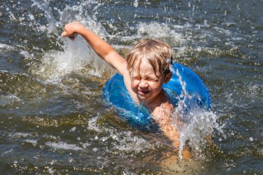 Şişme deniz ringde ile küçük çocuk yüzüyor