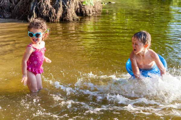 孩子们在沙滩上溅水 男孩和女孩在夏天玩得很开心 — 图库照片