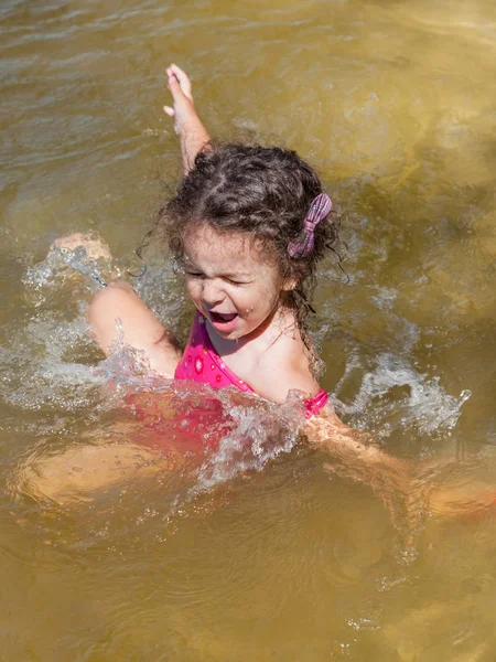 Kleines Mädchen Hat Spaß Beim Baden Fluss — Stockfoto