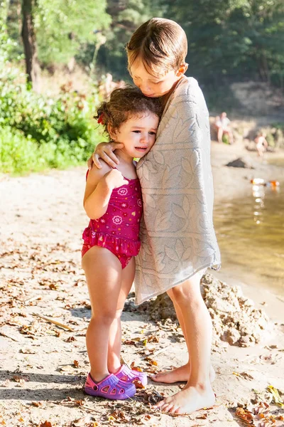 Hermano Mayor Abraza Hermana Apoyo Psicológico Situación Difícil Tratando Ayudar — Foto de Stock