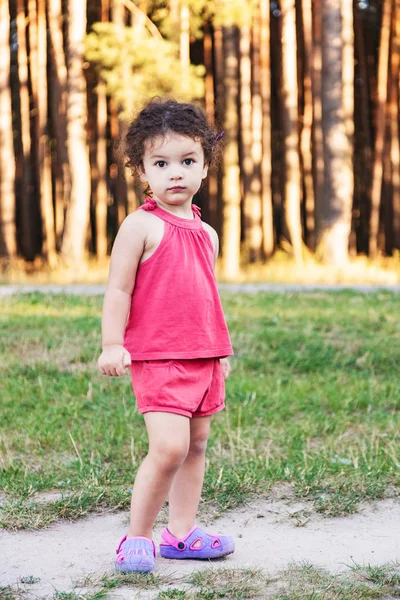 Photo Cute Little Girl Standing Background Forest — Stock Photo, Image