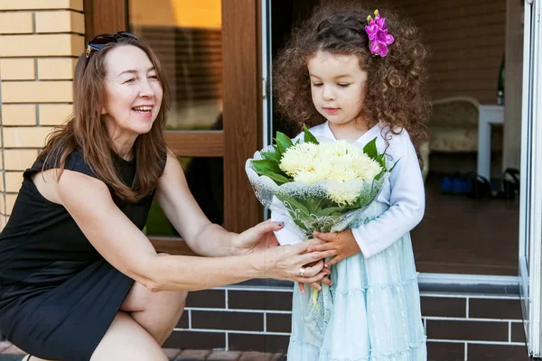 Grand Mère Petite Fille Avec Bouquet Fleurs Concept Famille Vacances — Photo