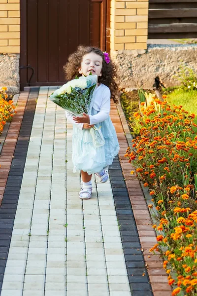 Petite Fille Avec Bouquet Fleurs Court Sur Passerelle Dans Cour — Photo