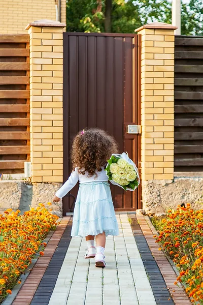 Ragazza Con Bouquet Partono Dal Cortile Sulla Passerella — Foto Stock