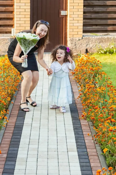 Grand Mère Petite Fille Avec Bouquet Fleurs Concept Famille Vacances — Photo