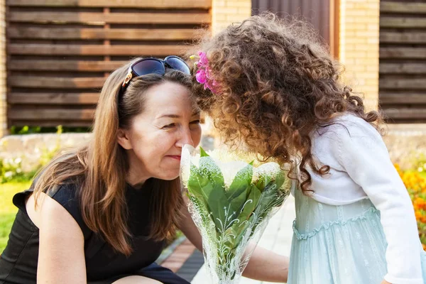 Grand Mère Petite Fille Avec Bouquet Fleurs Concept Famille Vacances — Photo