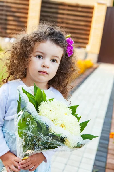 Retrato Niña Rizada Con Ramo Flores Cerca Aire Libre — Foto de Stock