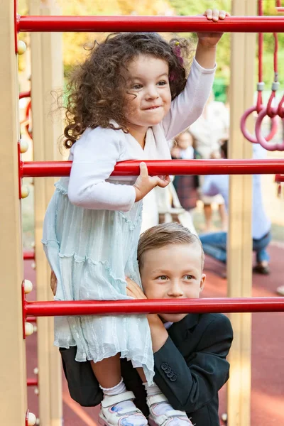 Menino Menina Brincando Playground Irmão Com Irmã Campo Esportes Livre — Fotografia de Stock