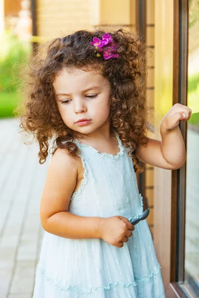 Κοριτσάκι Χτυπάει Την Πόρτα Κλειστή — Φωτογραφία Αρχείου