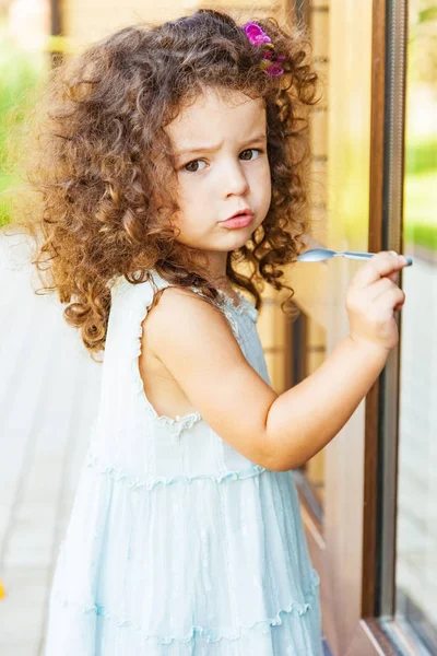 Κοριτσάκι Χτυπάει Την Πόρτα Κλειστή — Φωτογραφία Αρχείου