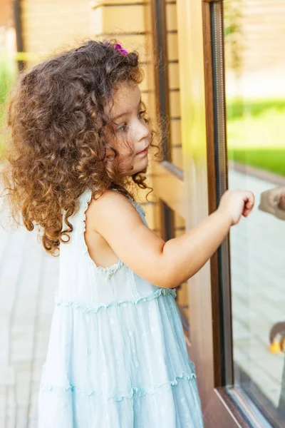 Little Girl Knocks Closed Door — Stock Photo, Image