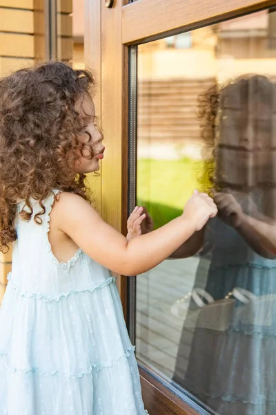 Little Girl Knocks Closed Door — Stock Photo, Image