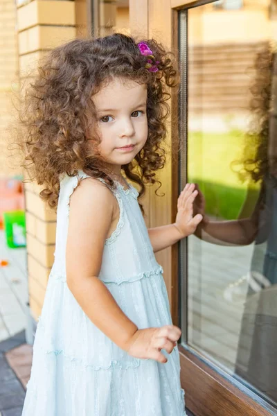 Mała Dziewczynka Puka Zamkniętych Drzwi — Zdjęcie stockowe