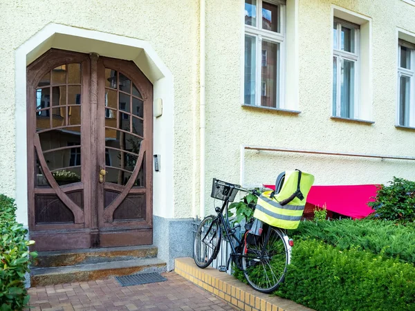 Widok Przodu Stare Drzwi Wejściowych Kroki Berlin City Niemcy Rower — Zdjęcie stockowe