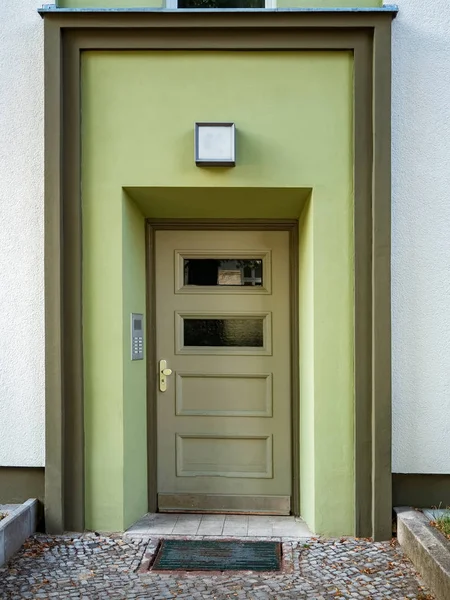 ドイツ ベルリン市の古代の入り口のドアの正面図 — ストック写真