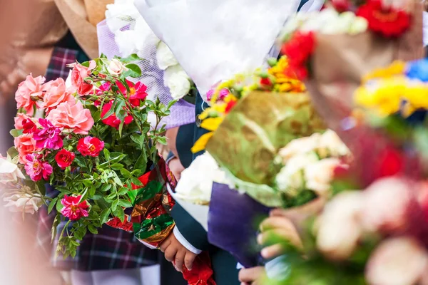学校に戻って休日の子供の手に花の花束 — ストック写真