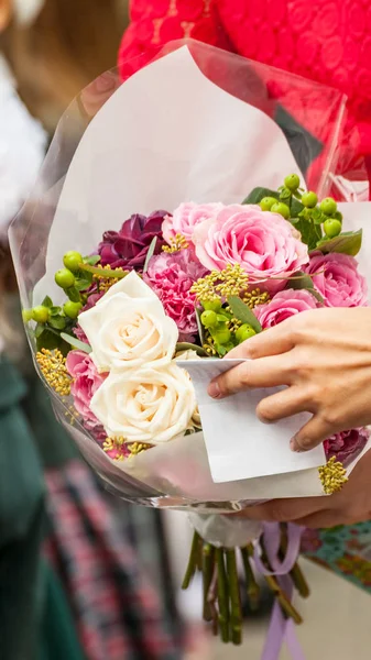 Boeketten Van Bloemen Handen Vakantie Terug Naar School — Stockfoto