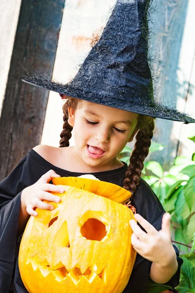 Conceito Halloween Celebração Menina Bonita Criança Traje Bruxa Detém Abóbora — Fotografia de Stock