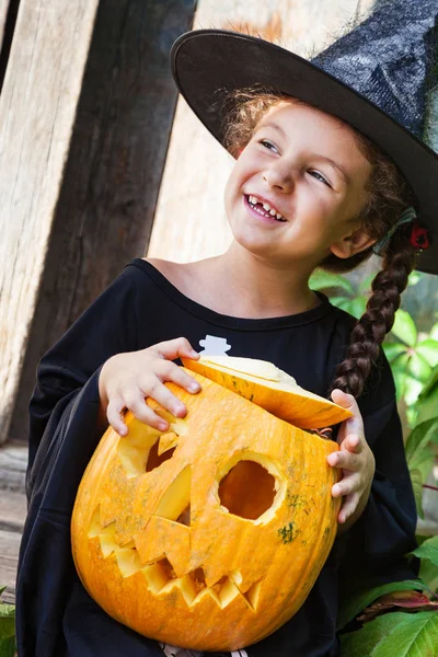Halloween Concetto Celebrazione Bella Bambina Costume Strega Tiene Zucca Halloween — Foto Stock
