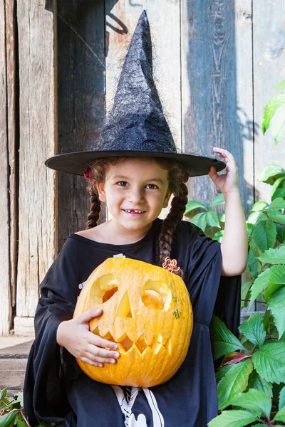 Conceito Halloween Celebração Menina Bonita Criança Traje Bruxa Detém Abóbora — Fotografia de Stock