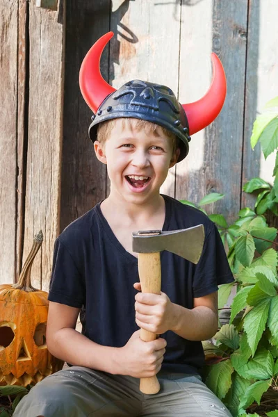 Junge Wikingerhelm Mit Hörnern Hält Axt Freien Hintergrund Kürbis Halloween — Stockfoto