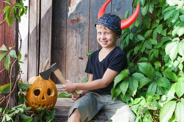 Junge Wikingerhelm Mit Hörnern Hackt Kürbis Halloween Mit Axt Freien — Stockfoto