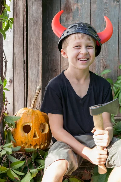 Junge Wikingerhelm Mit Hörnern Hält Axt Freien Hintergrund Kürbis Halloween — Stockfoto