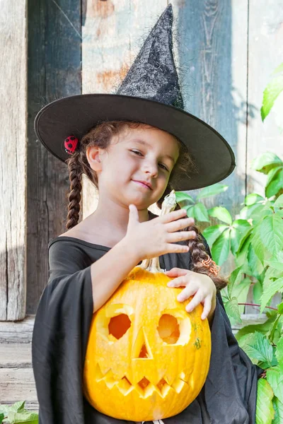 Conceito Halloween Celebração Menina Bonita Criança Traje Bruxa Detém Abóbora — Fotografia de Stock