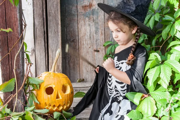 Halloween Und Das Feierkonzept Nettes Kleines Mädchen Hexenkostüm Hält Zauberstab — Stockfoto