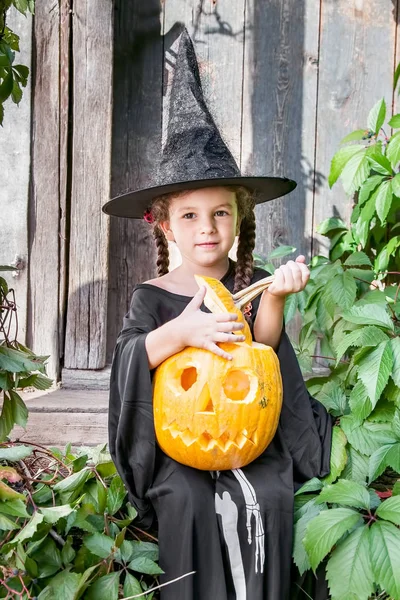 Halloween Und Das Feierkonzept Schönes Kindermädchen Hexenkostüm Hält Halloween Kürbis Stockfoto