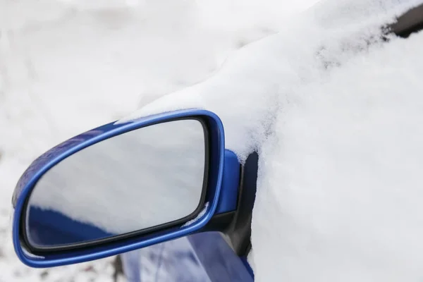 Samochód Stronie Boku Lusterka Całkowicie Pokryte Puszystym Śniegu Śniegu — Zdjęcie stockowe