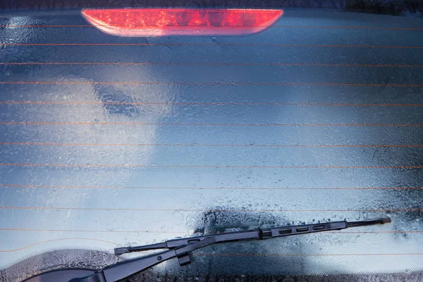 車の後部窓の凍結が氷で覆われています — ストック写真