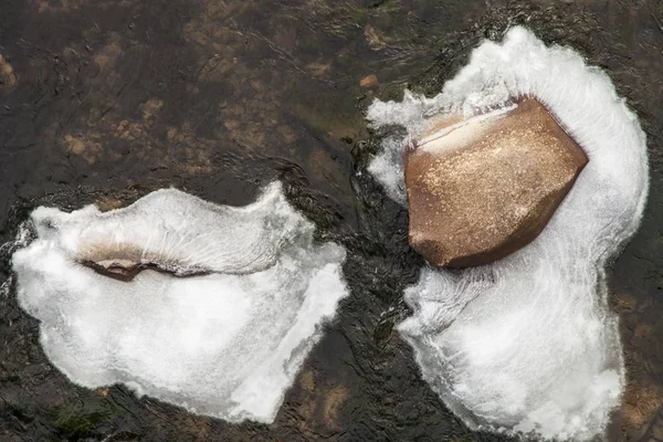 氷の山の川の石周り — ストック写真