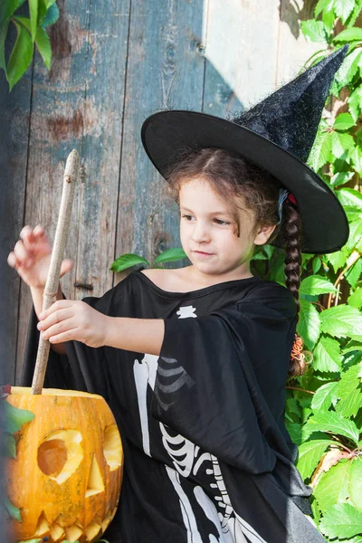 Conceito Halloween Celebração Menina Bonito Traje Bruxa Detém Uma Varinha — Fotografia de Stock