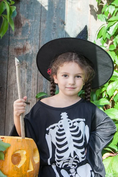 Conceito Halloween Celebração Menina Bonito Traje Bruxa Detém Uma Varinha — Fotografia de Stock