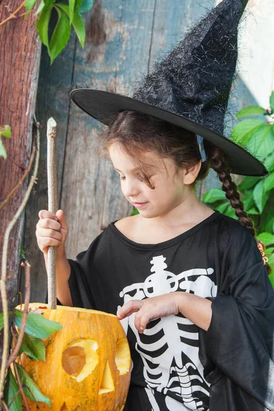 Conceito Halloween Celebração Menina Bonito Traje Bruxa Detém Uma Varinha — Fotografia de Stock