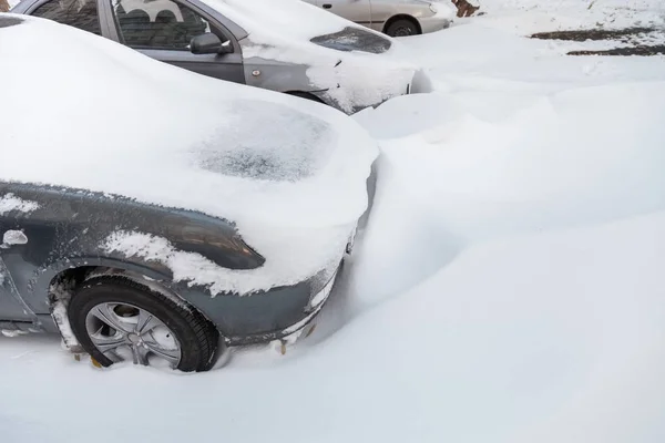 Carros Cobertos Neve Estacionamento Depois Uma Nevasca — Fotografia de Stock