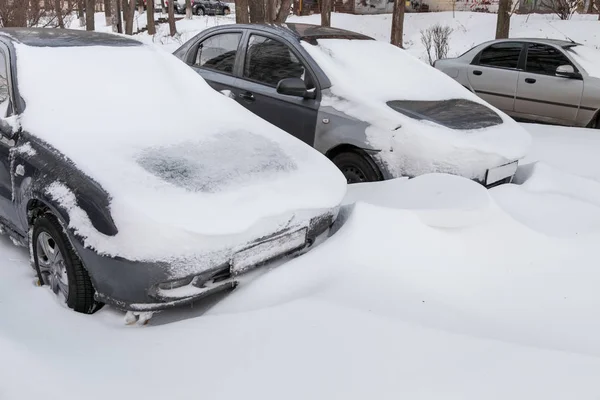 Carros Cobertos Neve Estacionamento Depois Uma Nevasca — Fotografia de Stock