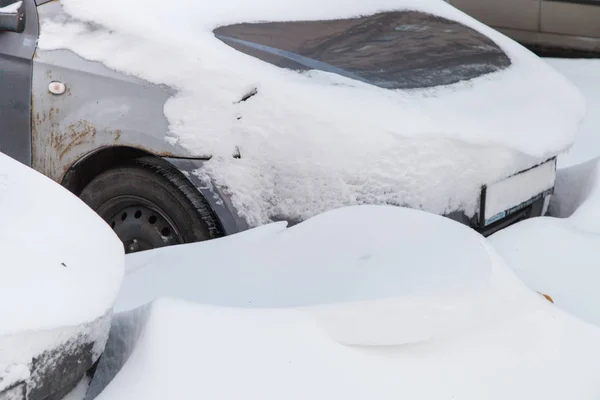Auto Bedekt Met Sneeuw Parkeerplaats Een Sneeuwstorm — Stockfoto