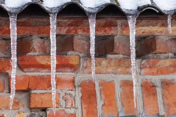 Ijspegels Het Dak Van Het Huis Voor Bakstenen Muur Winter — Stockfoto
