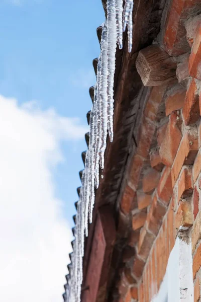 Icicli Sul Tetto Della Casa Fronte Muro Mattoni Sfondo Invernale — Foto Stock