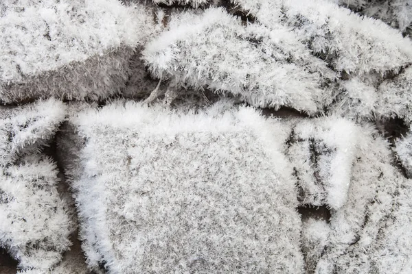 Primo Piano Pietre Granito Ricoperte Gelo Sfondo Invernale — Foto Stock