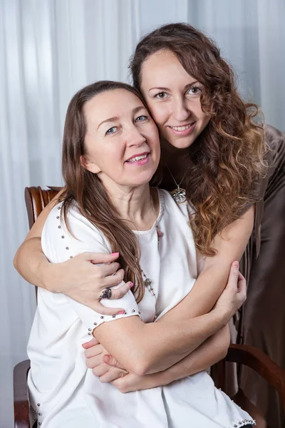 Usmívající Šťastná Dcera Objímat Její Matka Detailní Portrét Studiu — Stock fotografie