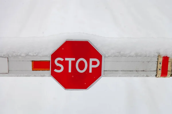 Bariyer Üzerinde Dur Işareti Kışın Kar Ile Kaplı Yakın Çekim — Stok fotoğraf