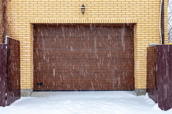 Schuif Deur Roller Shutter Textuur Garage Gate Winter Tijdens Sneeuwval — Stockfoto